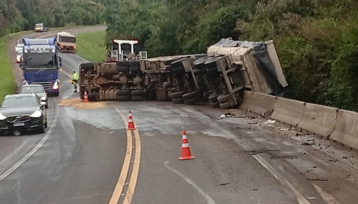Guaraniaçu - Caminhão carregado com adubo tomba na BR 277